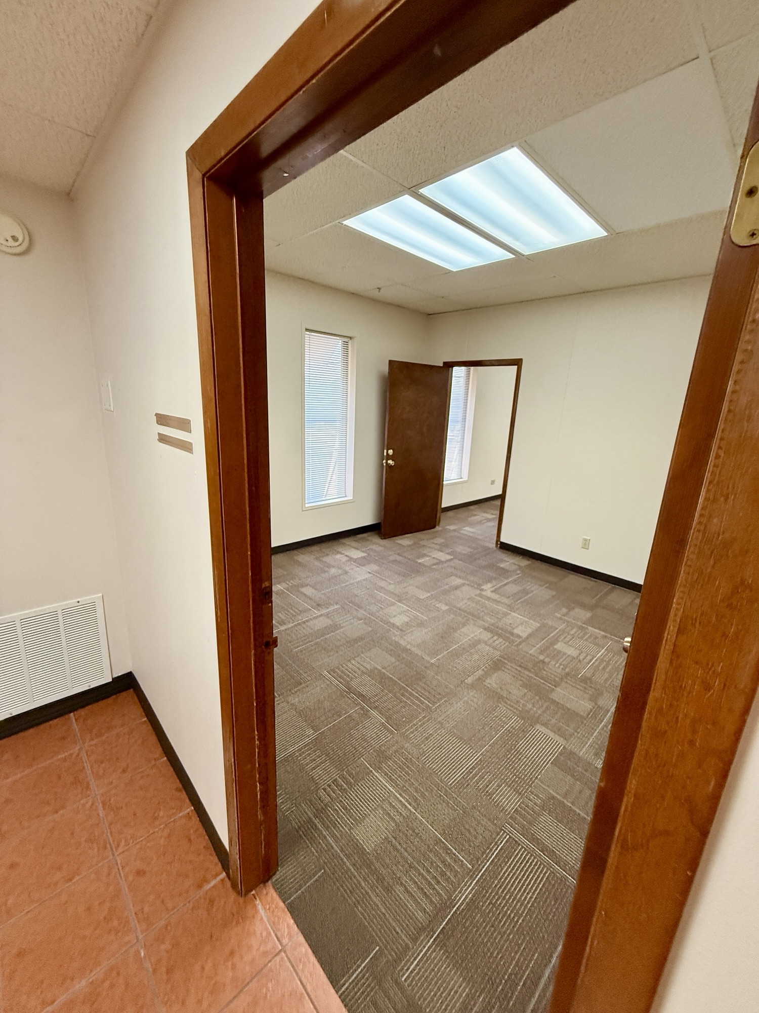 1300 W Koenig Ln — Suite 290