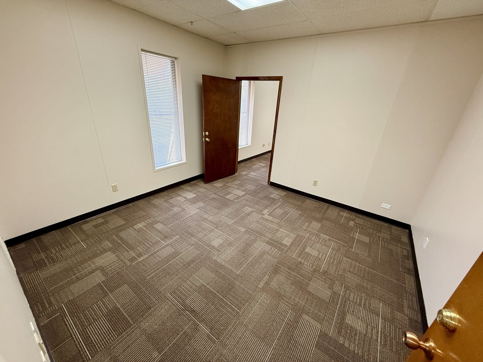 1300 W Koenig Ln — Suite 290