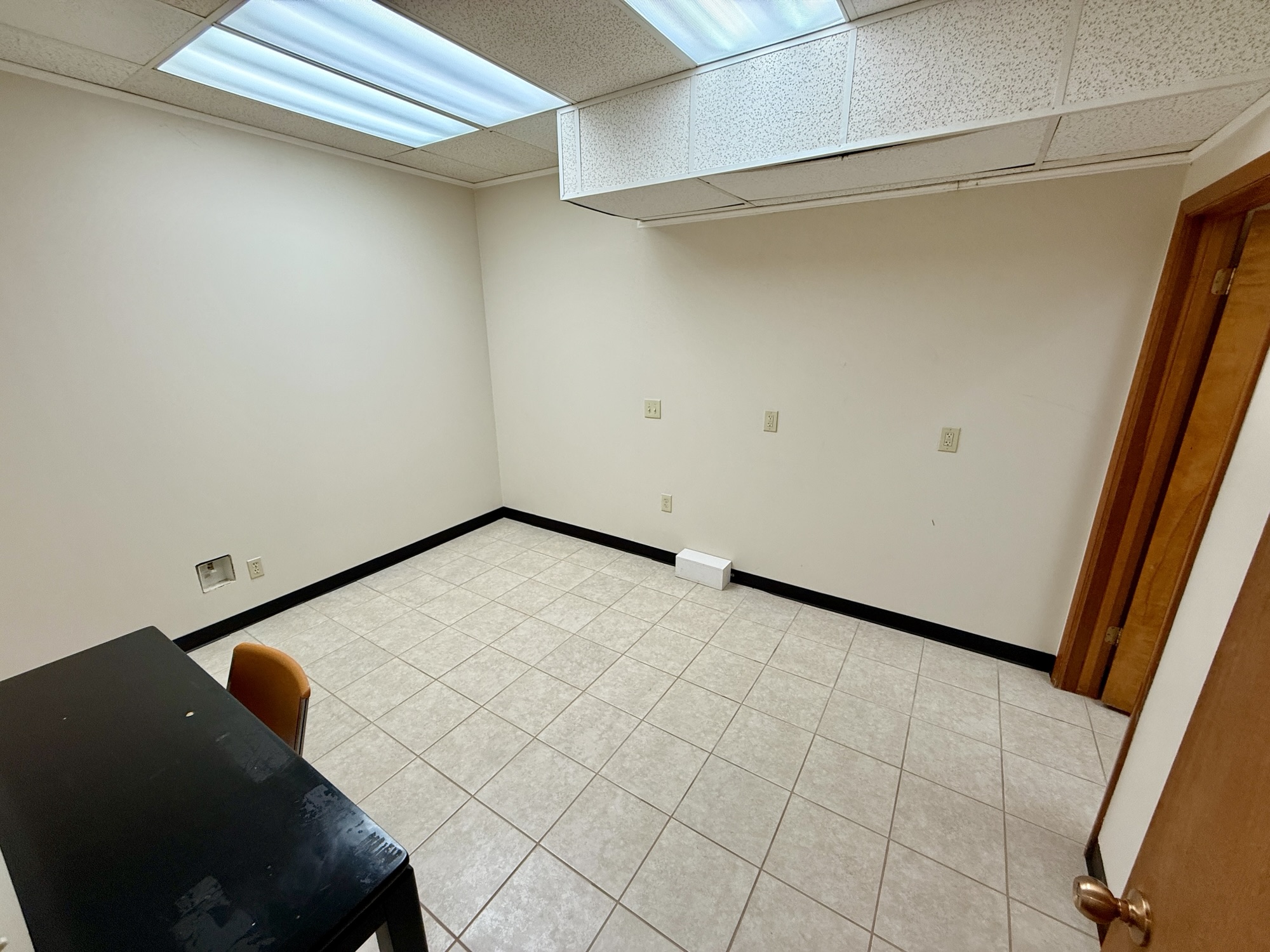 1300 W Koenig Ln — Suite 220