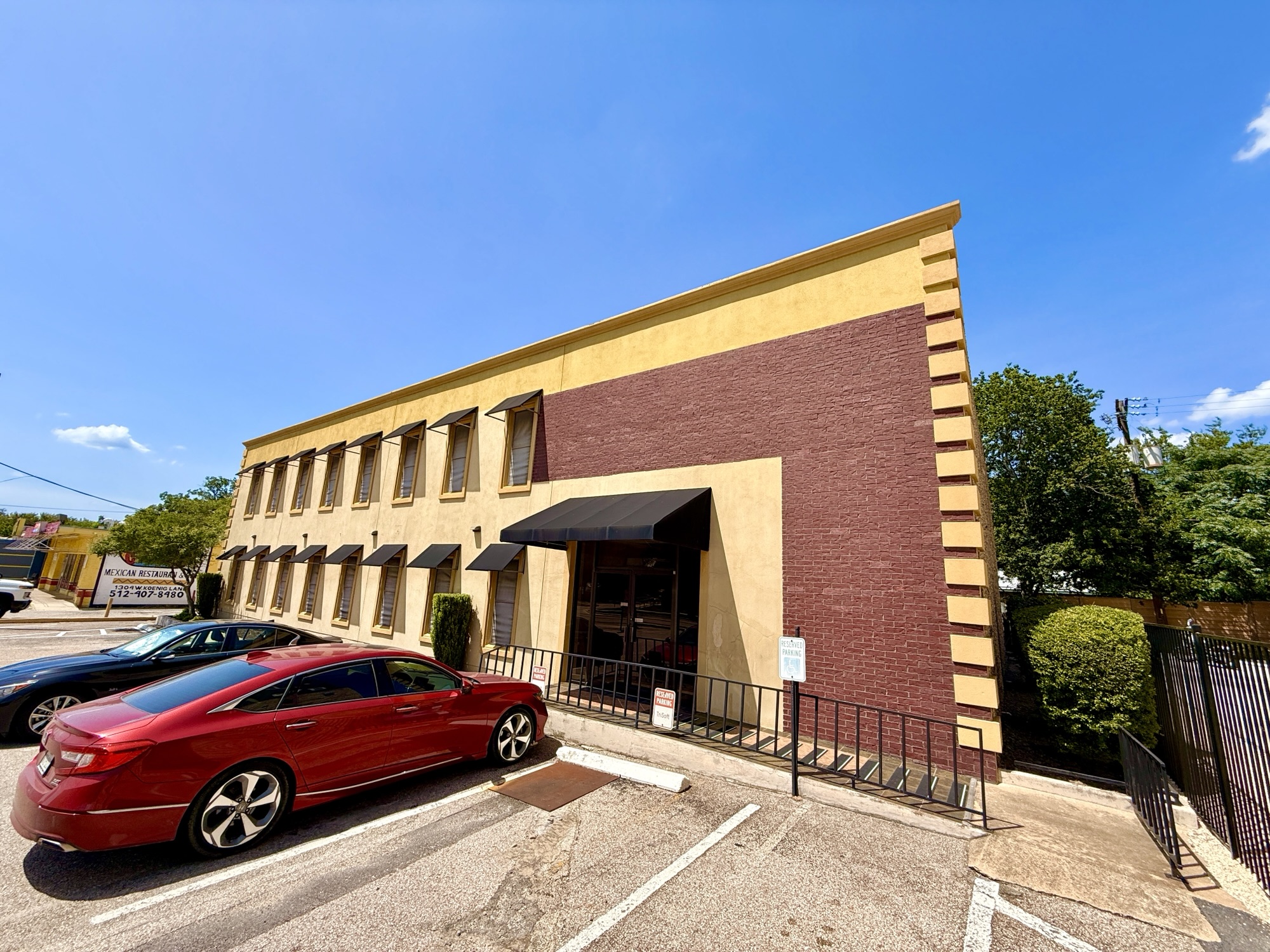 1300 W Koenig Ln